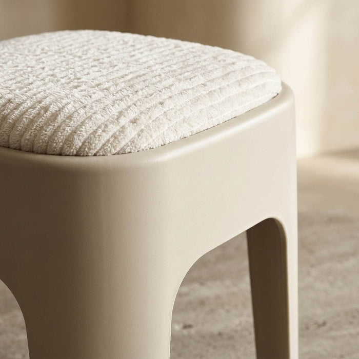 Taburete apilable acolchado beige EAX67-1